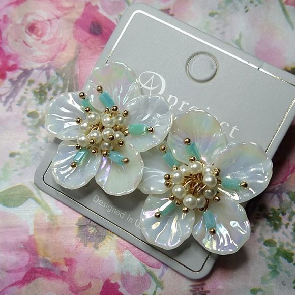 Beautiful Retro Floral Shell Like Earrings - Picture 7 of 9